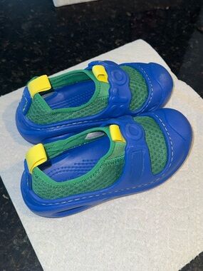 CROCS Swiftwater Splash Blue and Green Kids Water Shoes with Yellow Pull Tabs